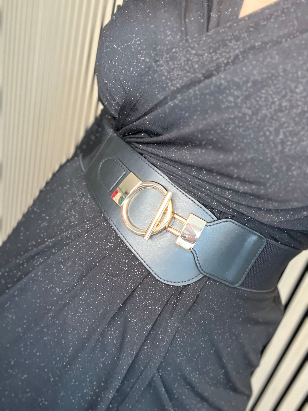 Teygjubelti með leðurlíki og krækju