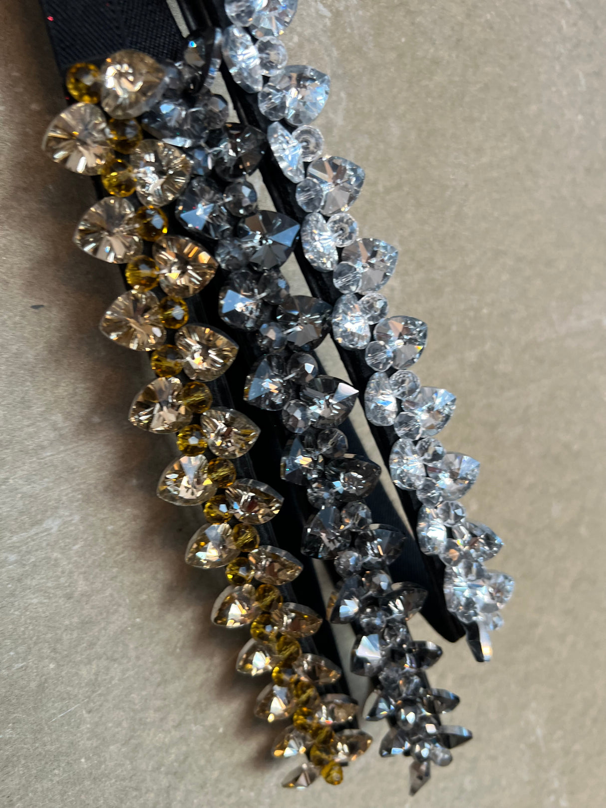 Teygjubelti semelíu steina:3 litir