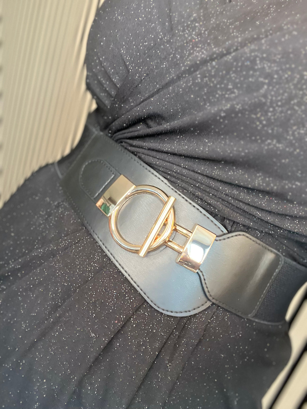 Teygjubelti með leðurlíki og krækju