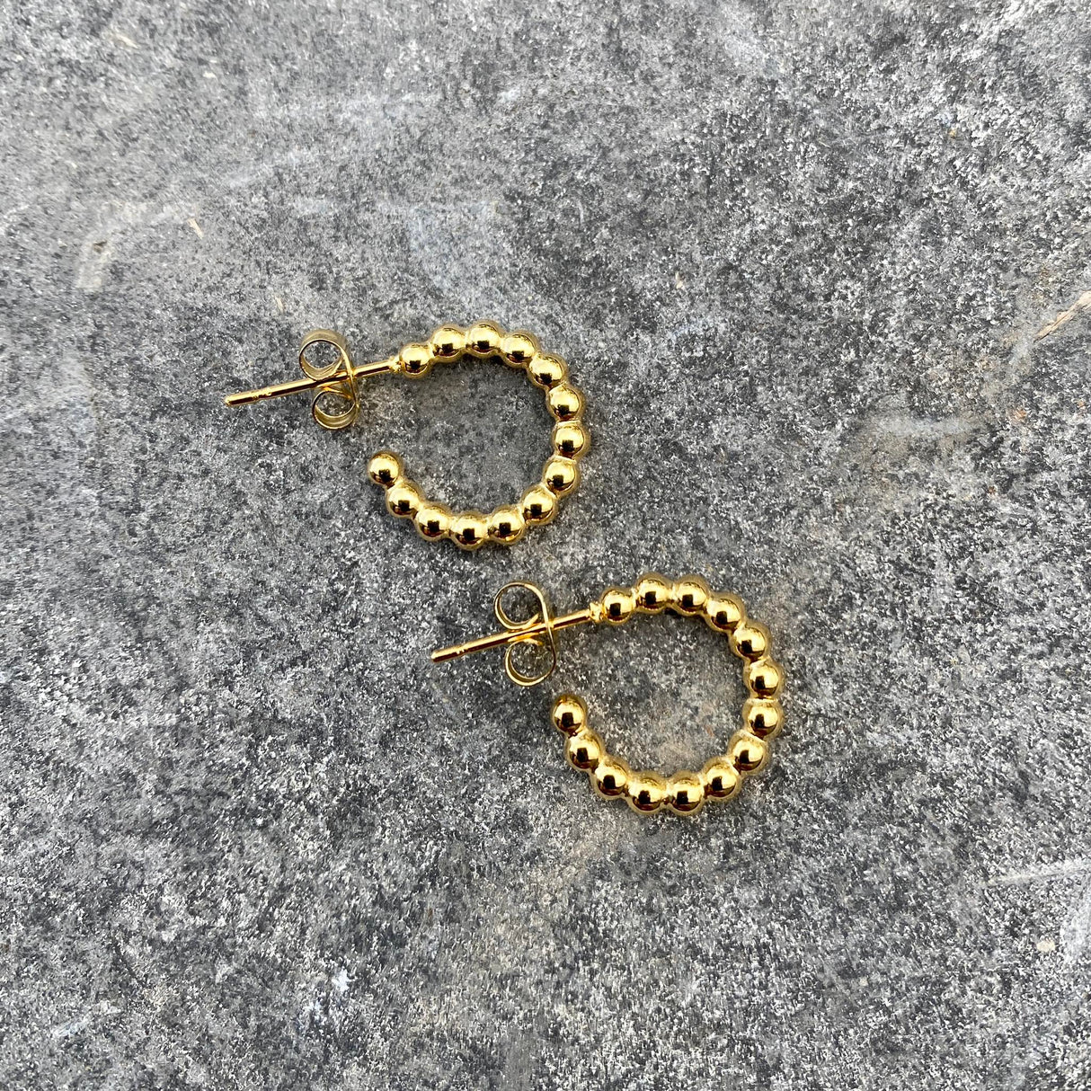 Krista lokkar kúlur í hálfhring