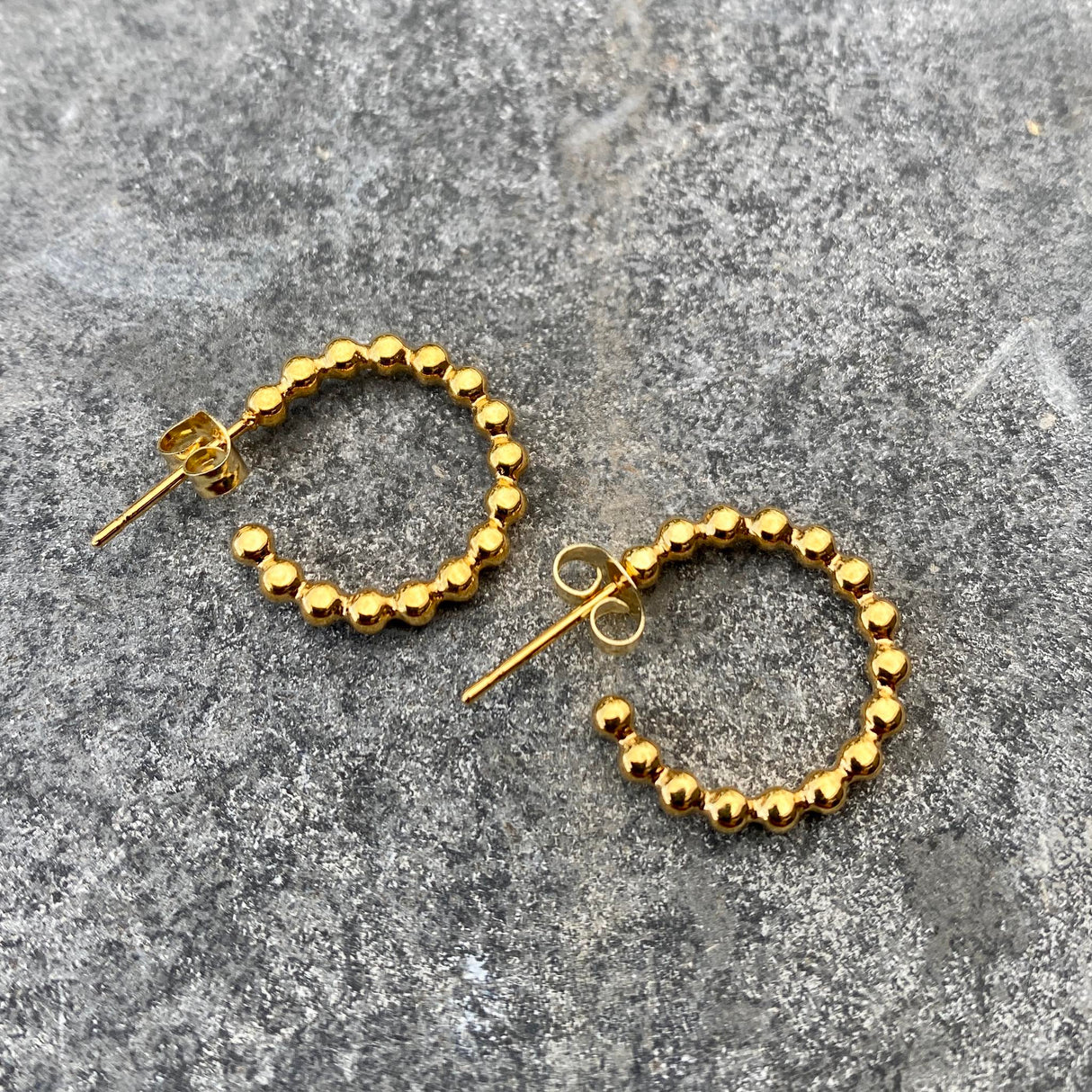 Krista lokkar kúlur í hálfhring