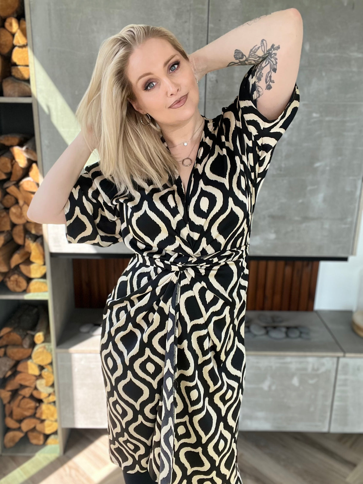 Dögg wrap satin kjóll