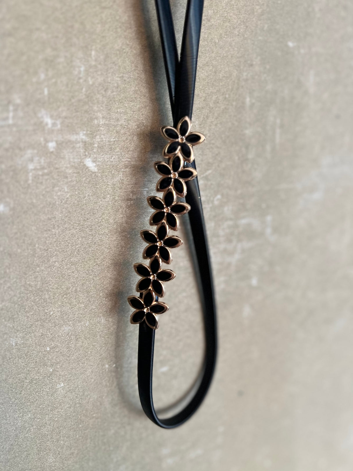 Mjótt gormabelti með blómum