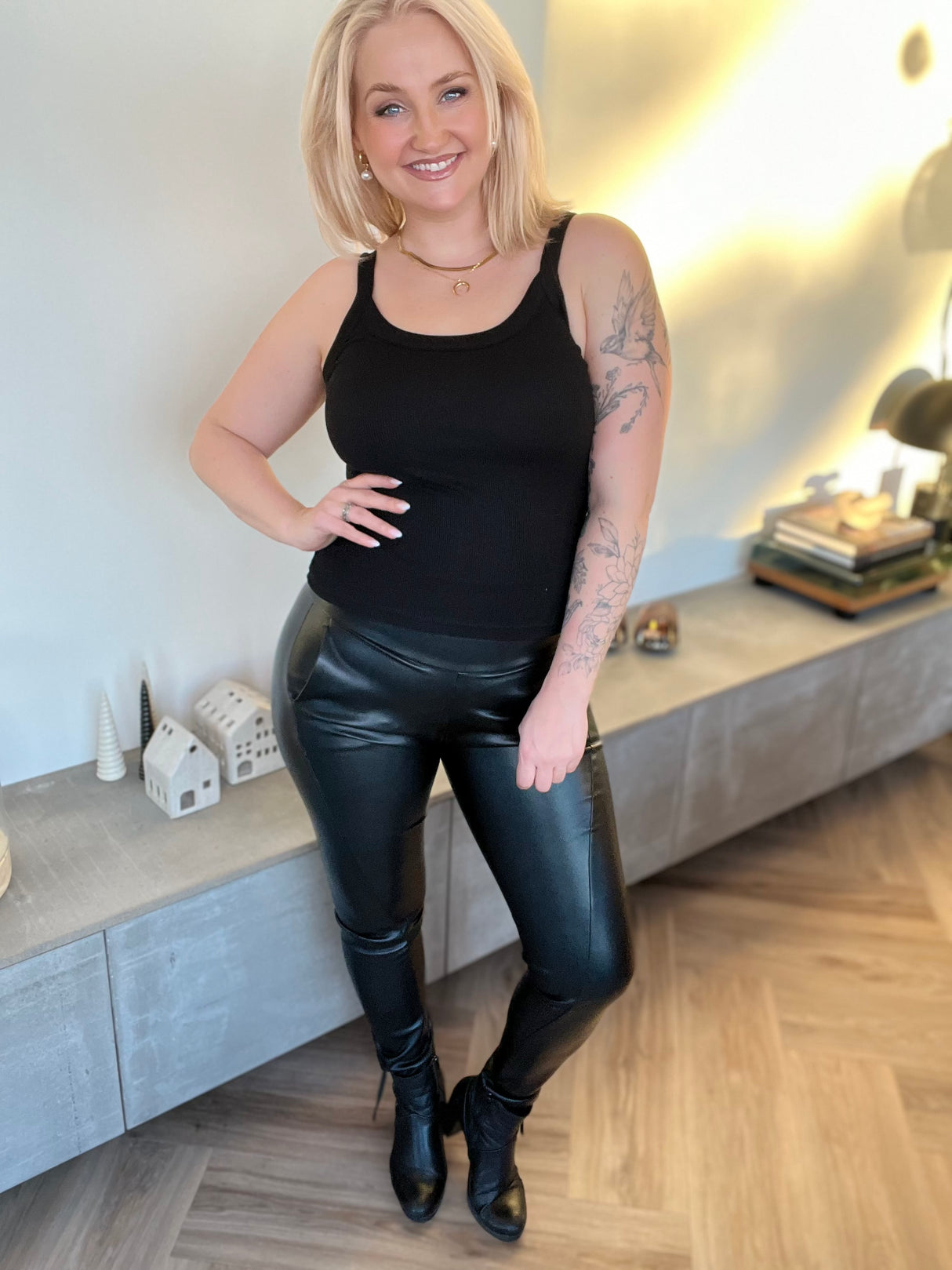 Júlía buxur leðurlíkis svartar