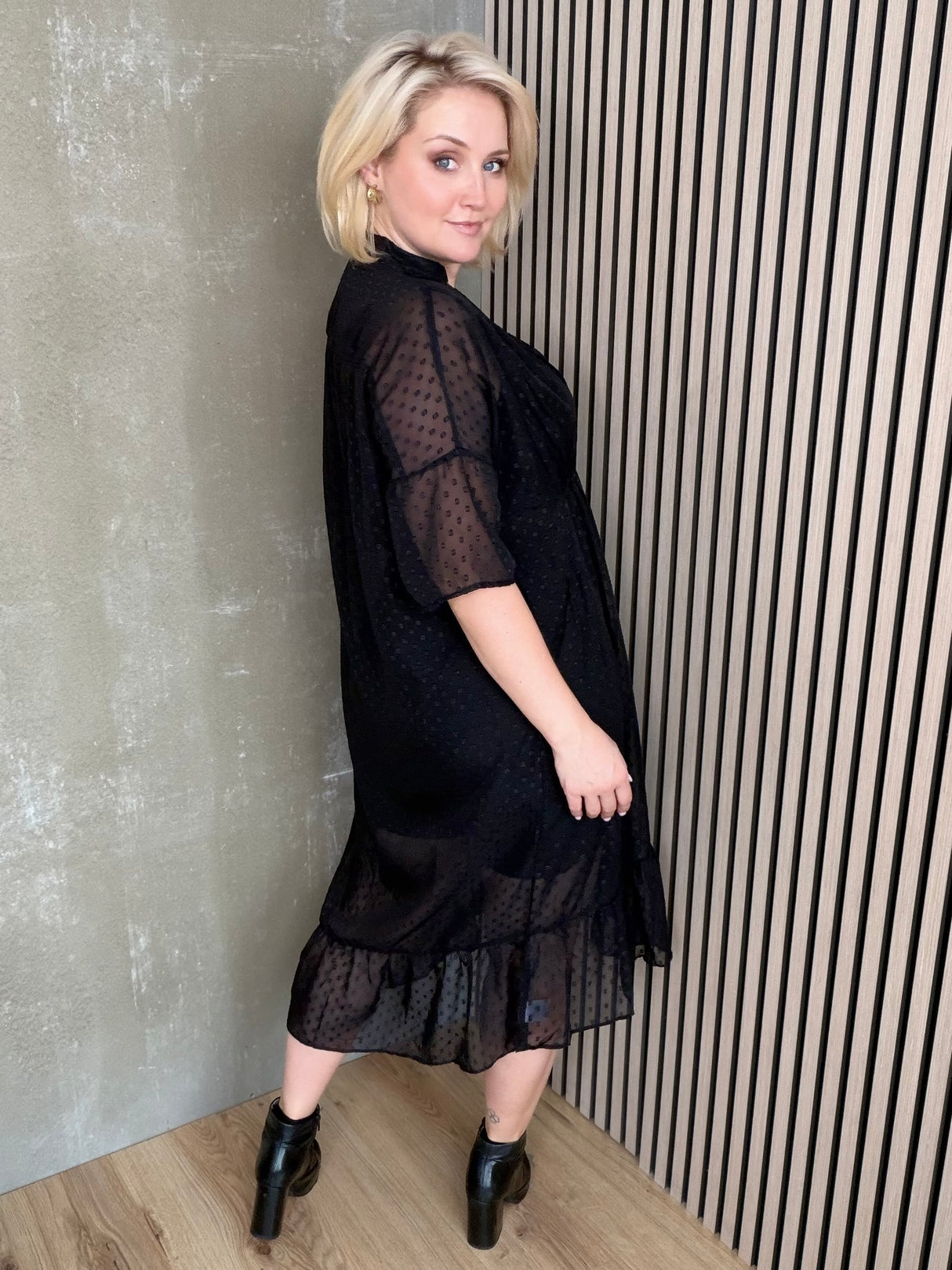 Karolina kjóll doppóttur