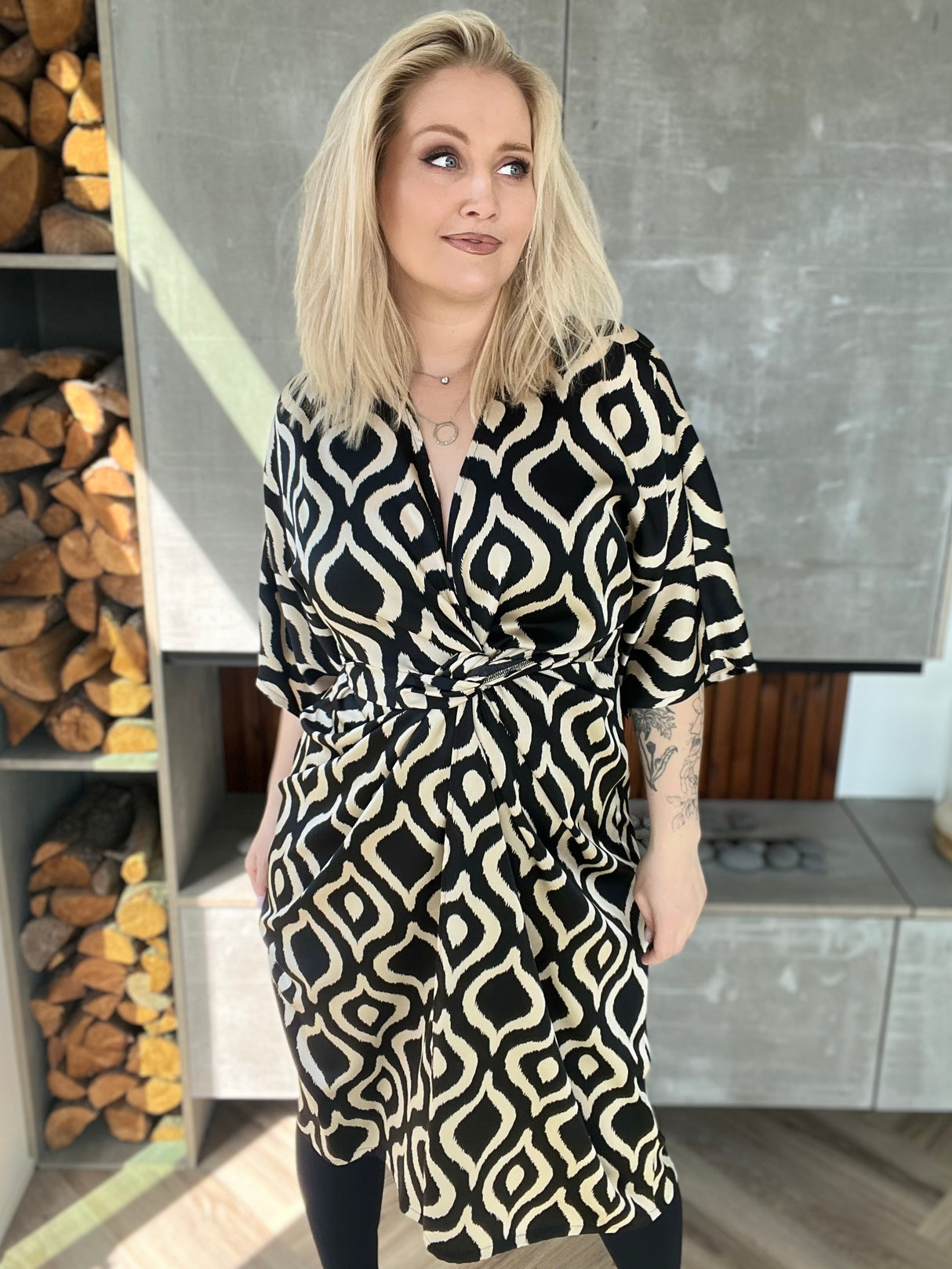 Dögg wrap satin kjóll