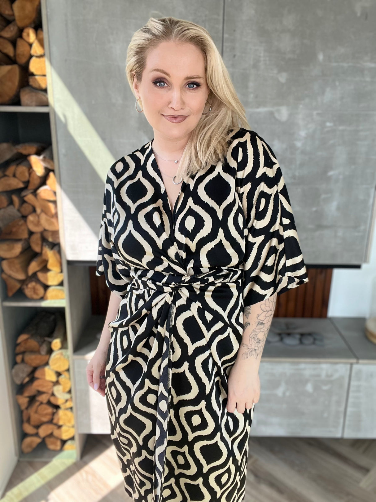 Dögg wrap satin kjóll