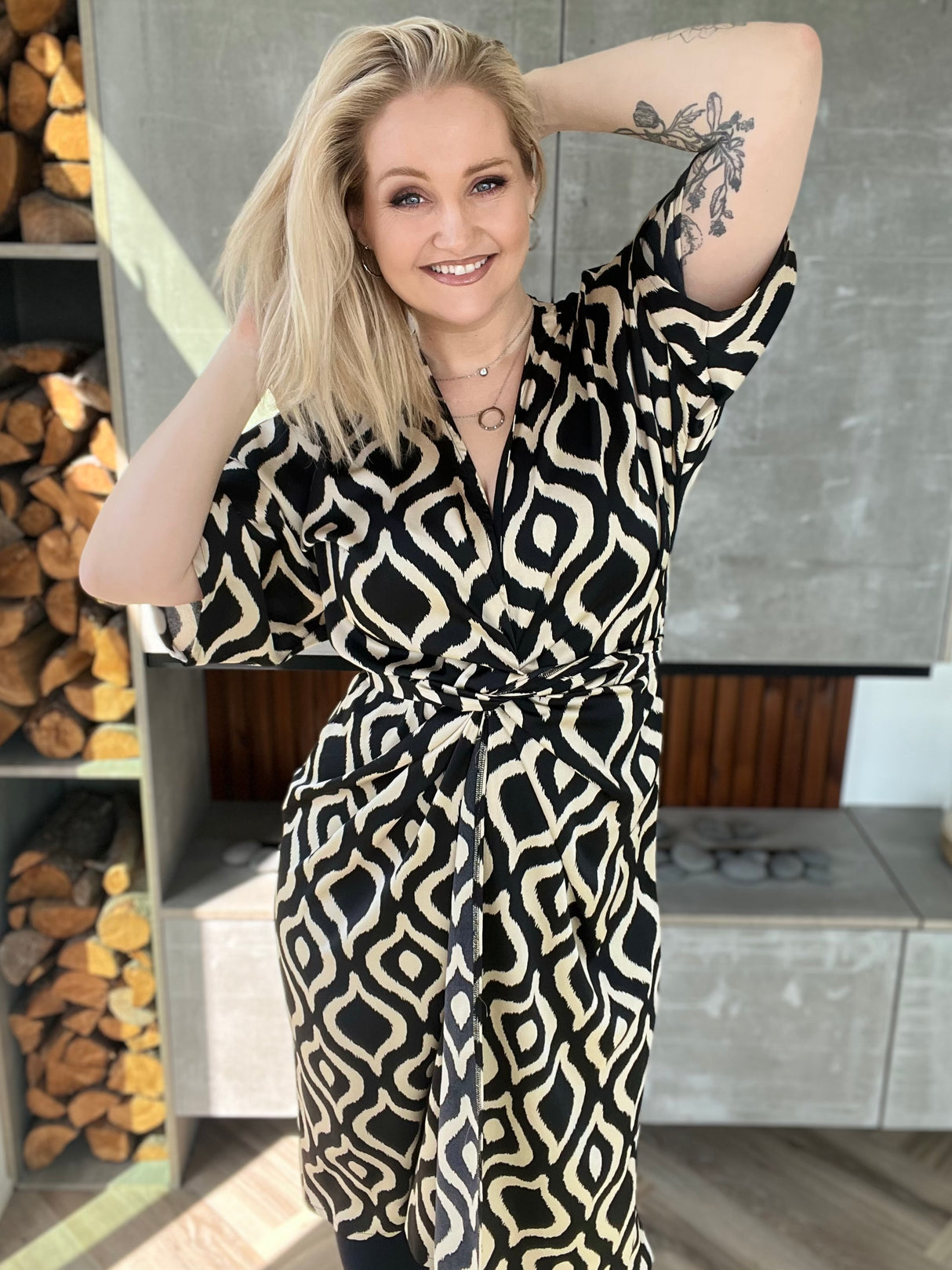 Dögg wrap satin kjóll