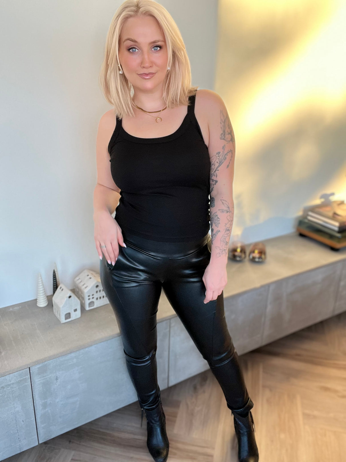 Júlía buxur leðurlíkis svartar