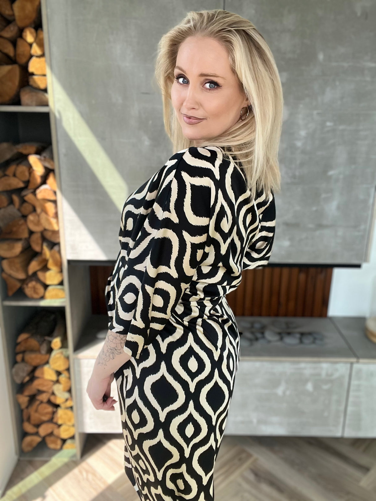 Dögg wrap satin kjóll