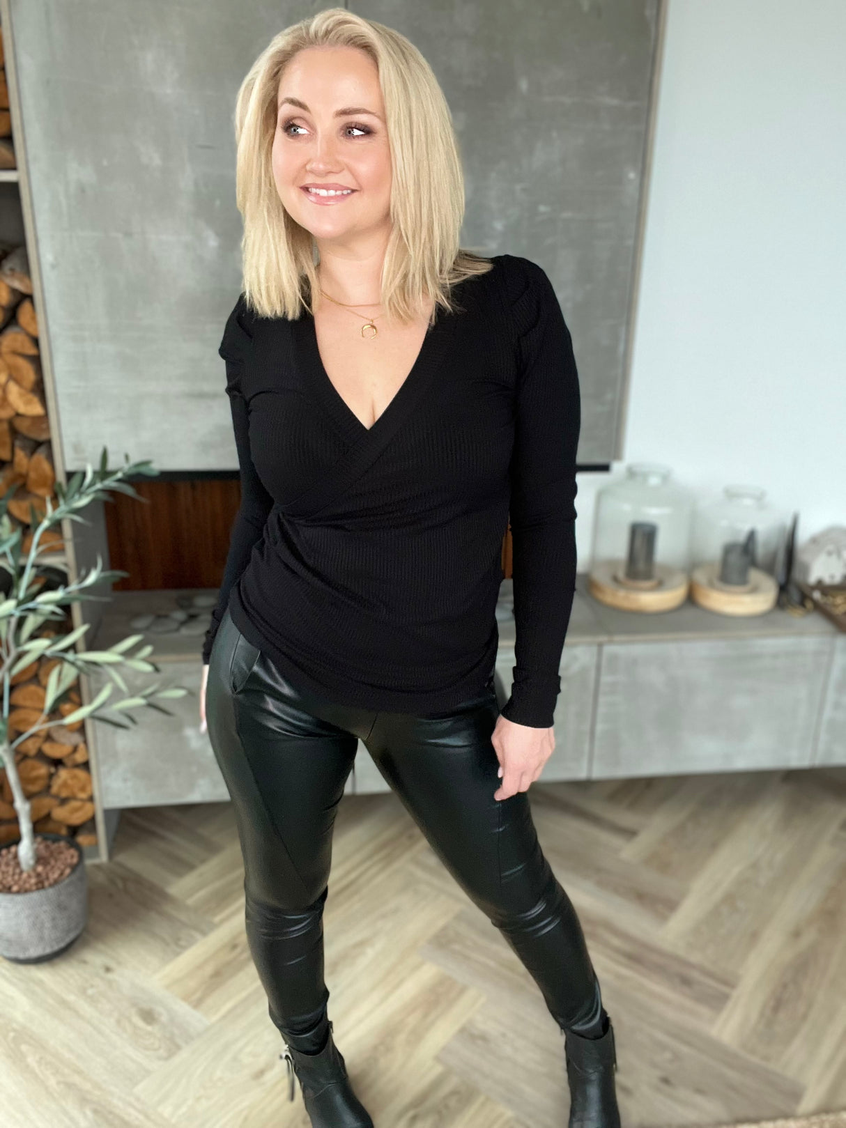 Júlía buxur leðurlíkis svartar