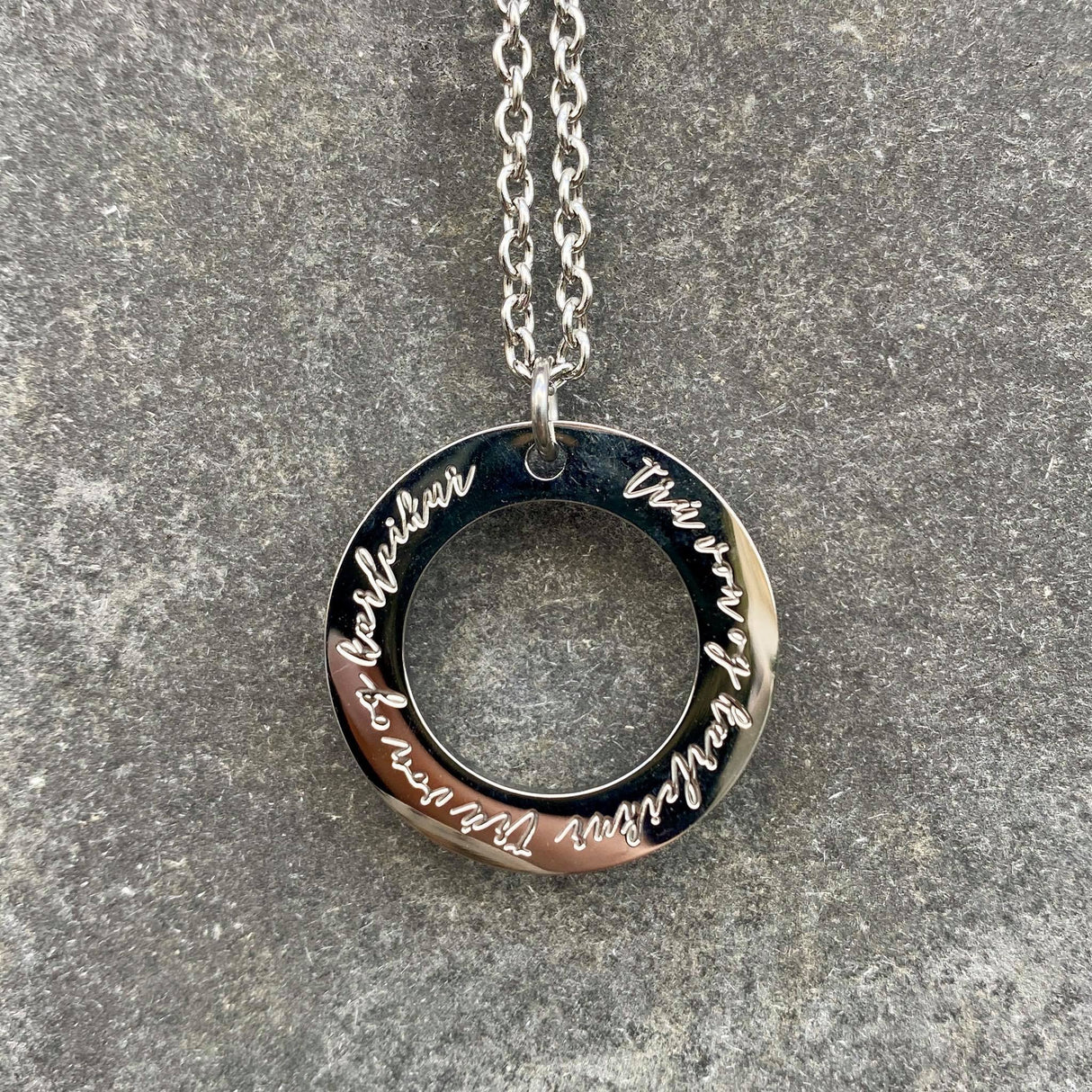 Trú von og kærleikur nisti