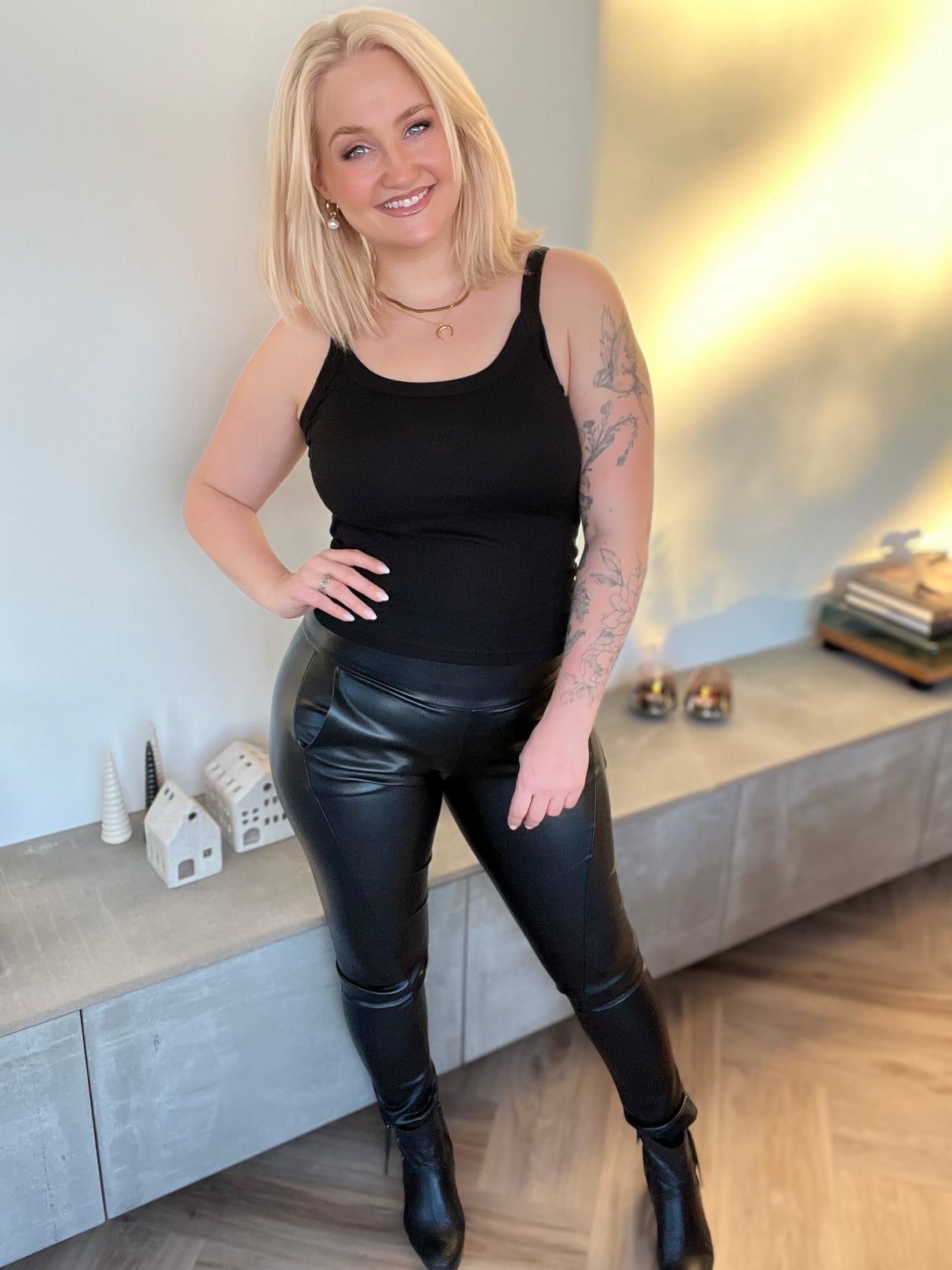 Júlía buxur leðurlíkis svartar