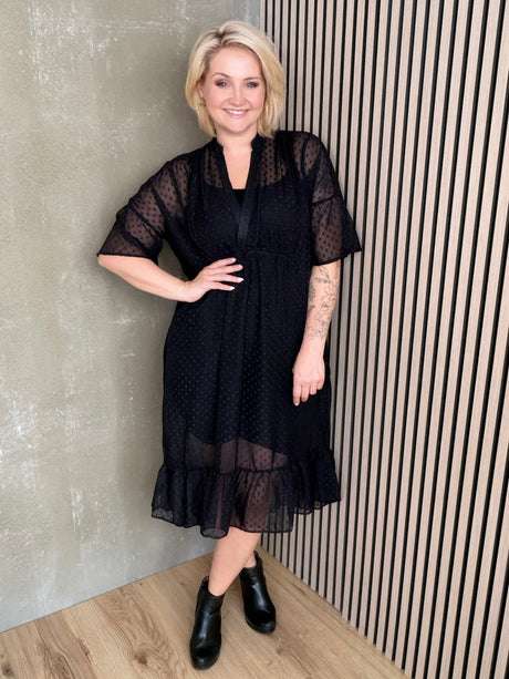 Karolina kjóll doppóttur