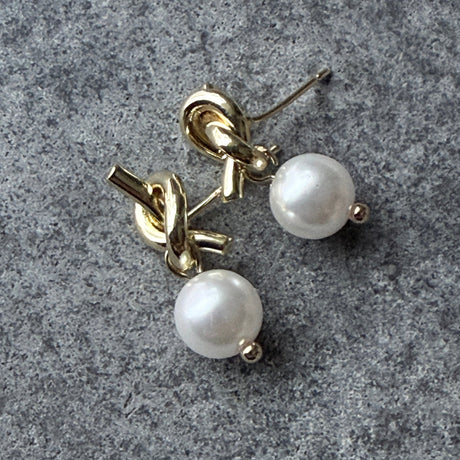 Perlulokkar m. hnút