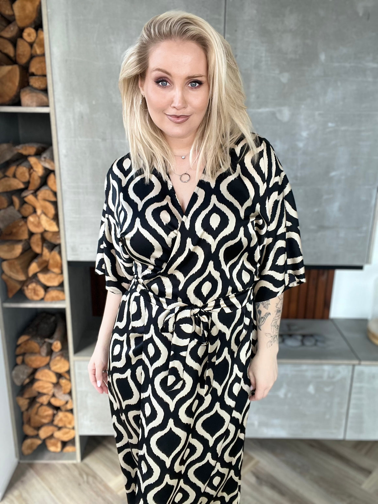 Dögg wrap satin kjóll