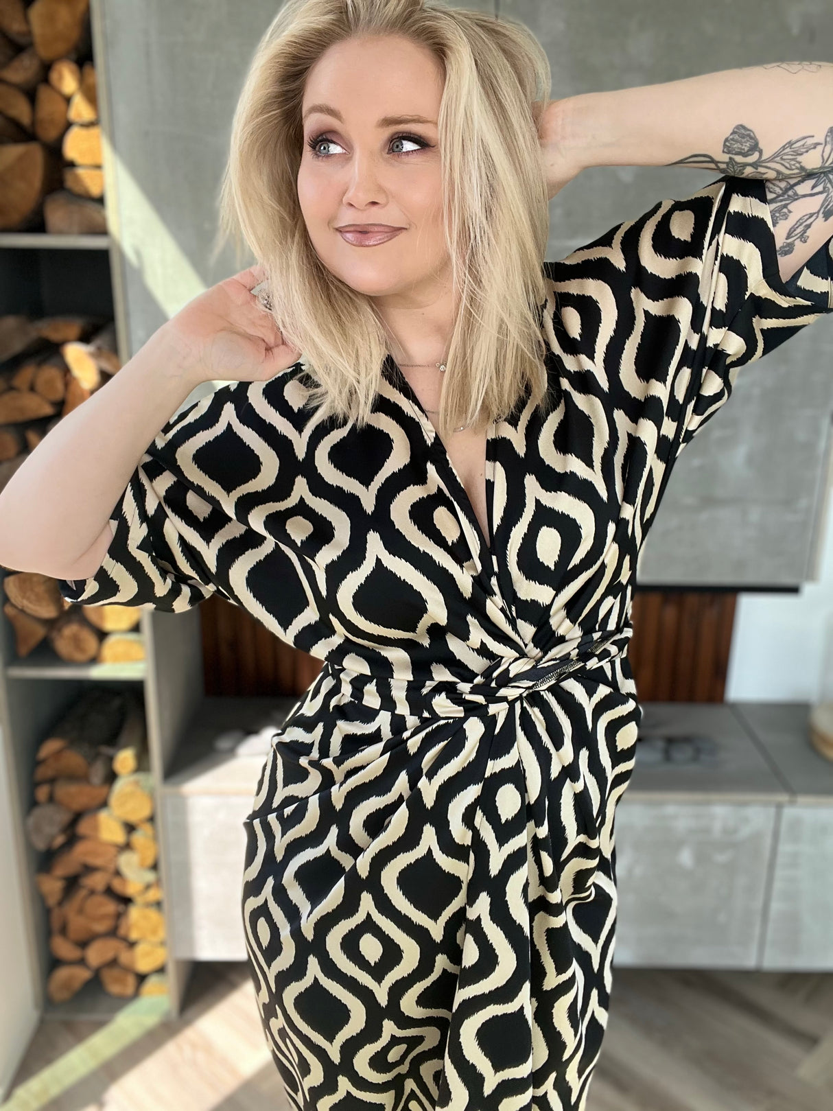 Dögg wrap satin kjóll