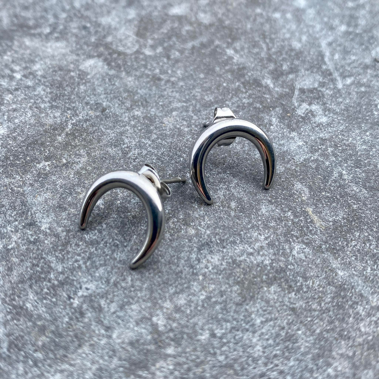 Krista eyrnalokkar mána