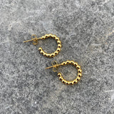 Krista lokkar kúlur í hálfhring