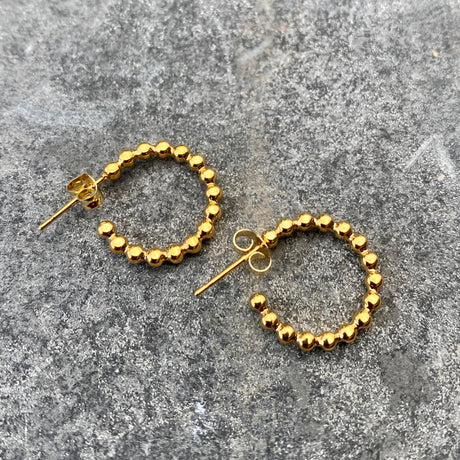 Krista lokkar kúlur í hálfhring