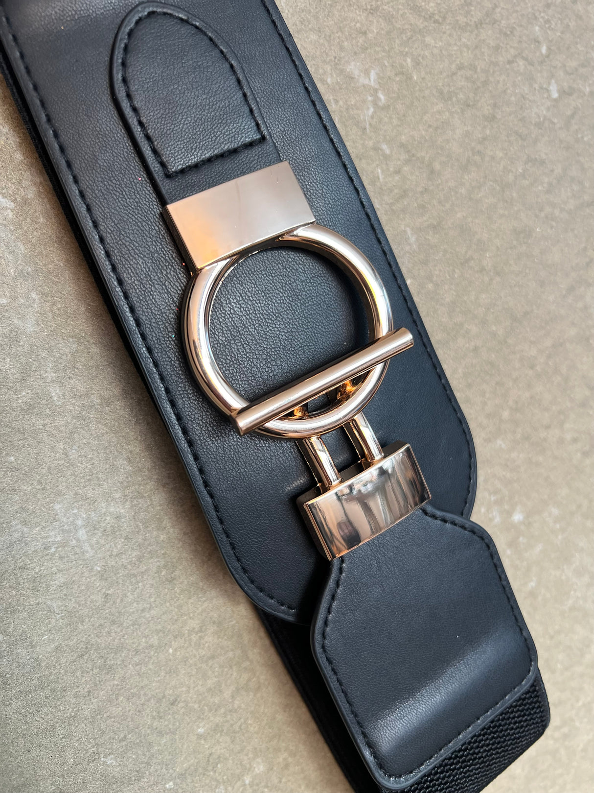 Teygjubelti með leðurlíki og krækju