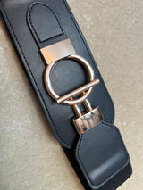 Teygjubelti með leðurlíki og krækju