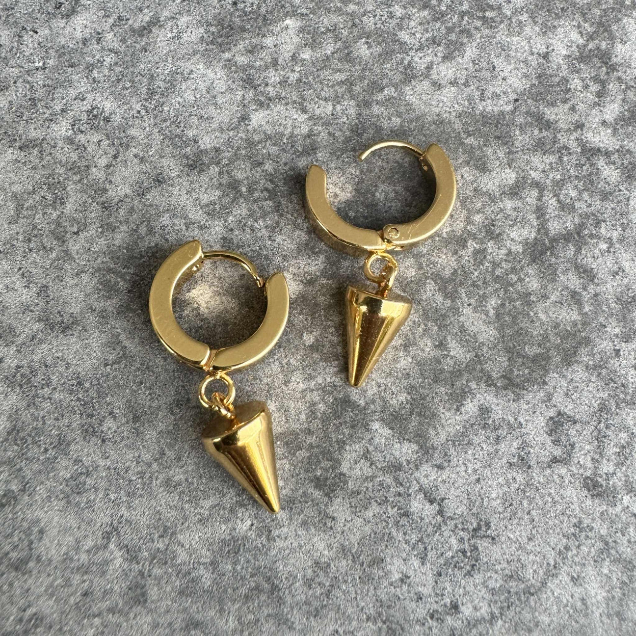 Lokkar keilur gull 2,5 cm lengd frá Krista Design