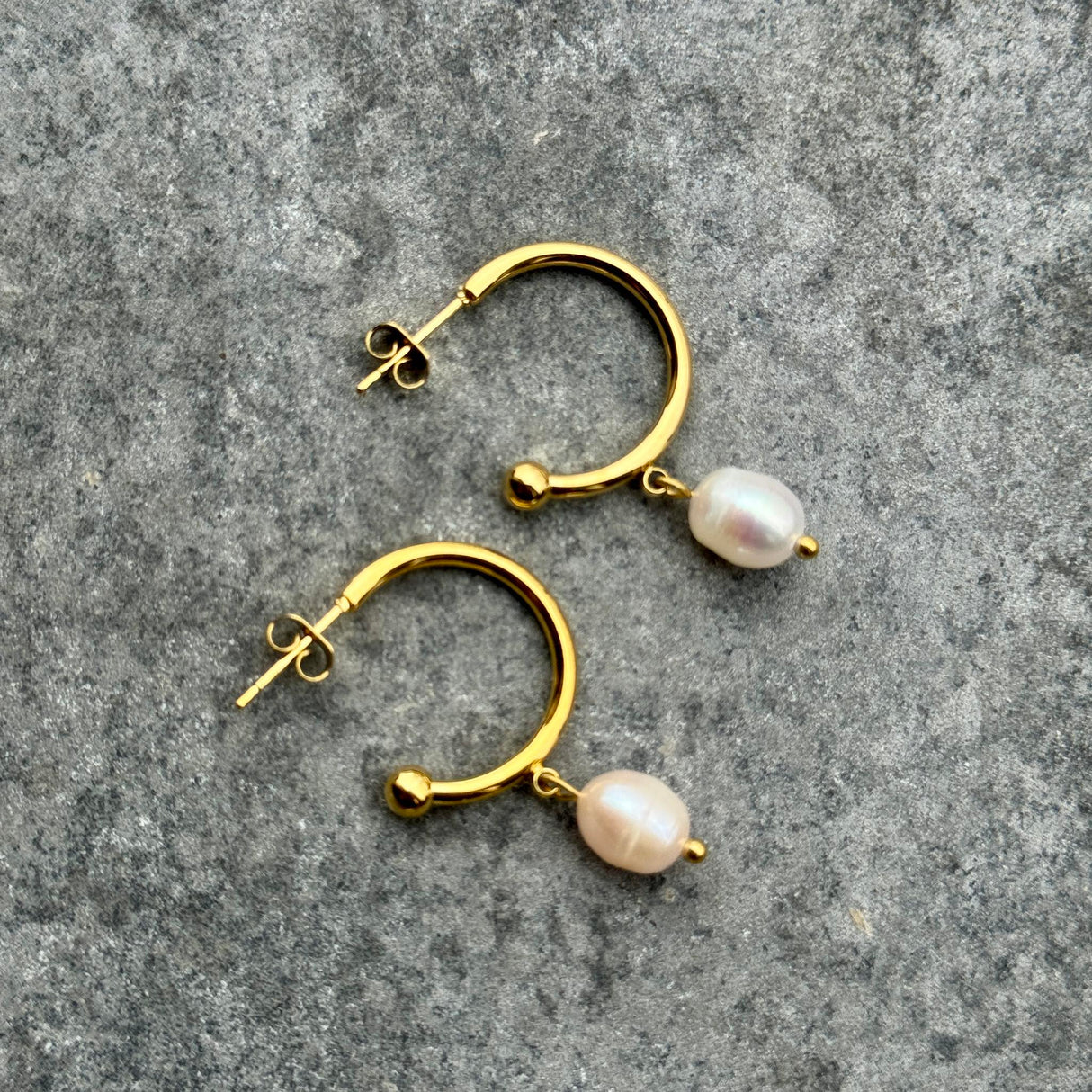 Krista- Dangle Perlulokkar með festingu