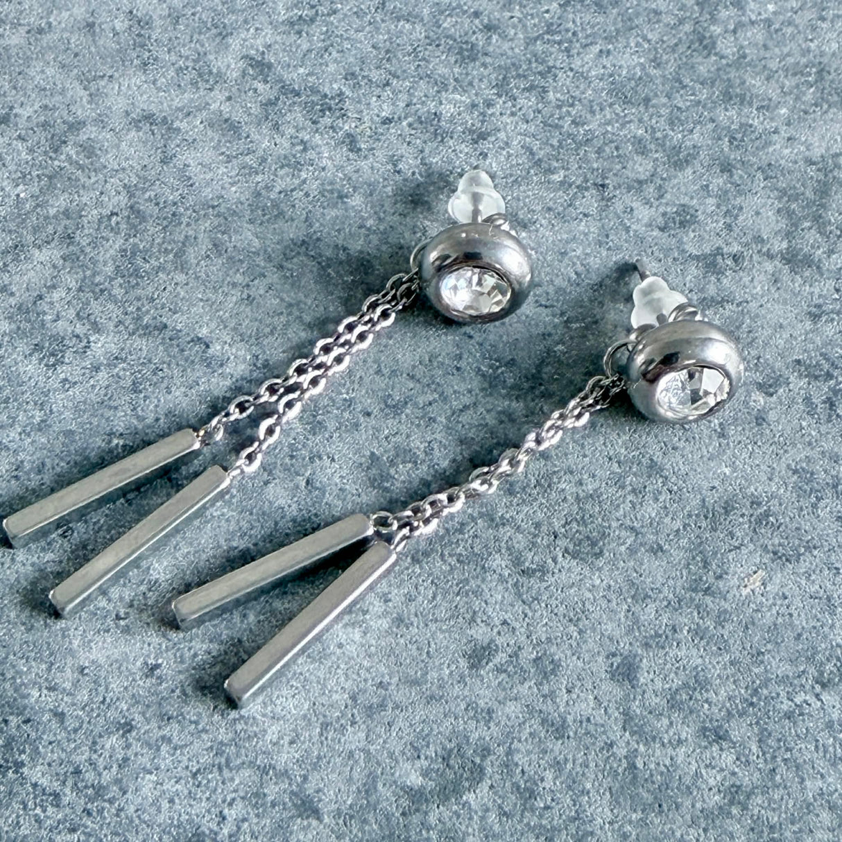 Lokkar með keðju og semelíustein