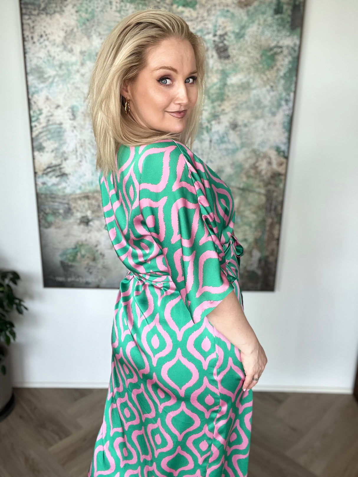 Dögg wrap satin kjóll