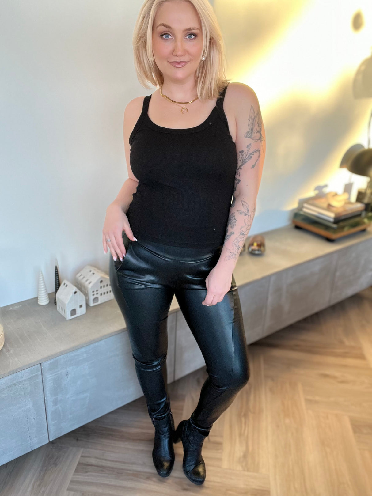 Júlía buxur leðurlíkis svartar