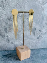 Lokkar með gylltum platta og kögri