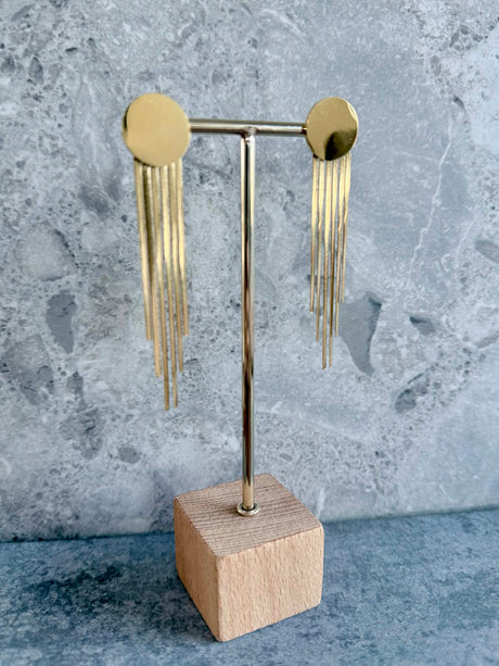 Lokkar með gylltum platta og kögri