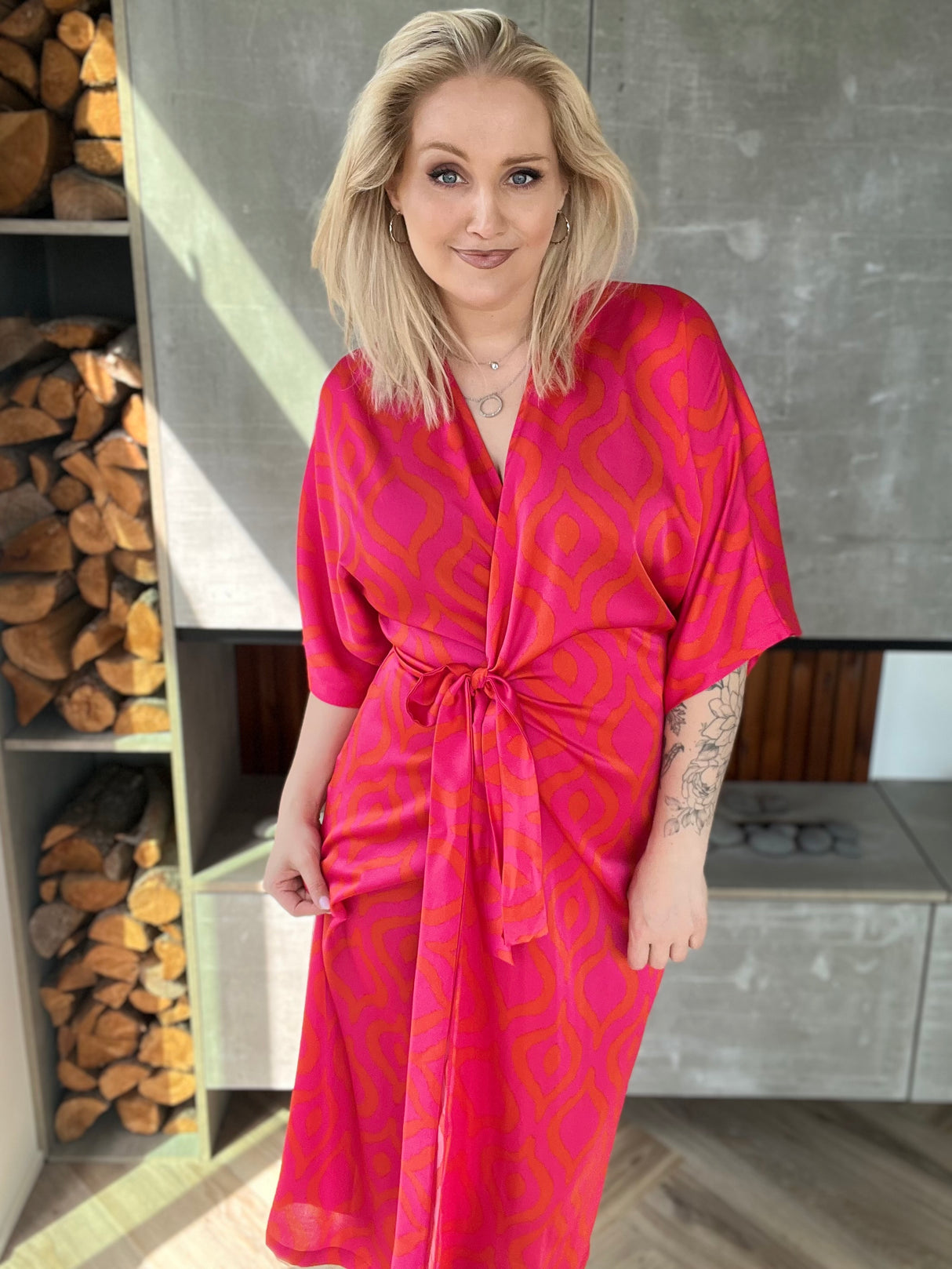 Dögg wrap satin kjóll