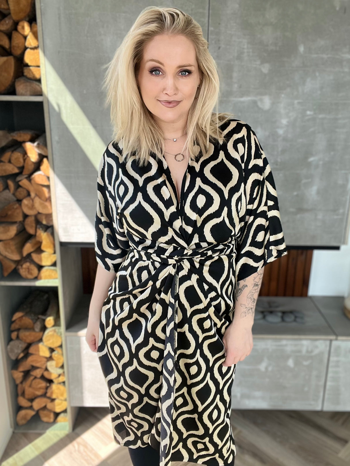 Dögg wrap satin kjóll