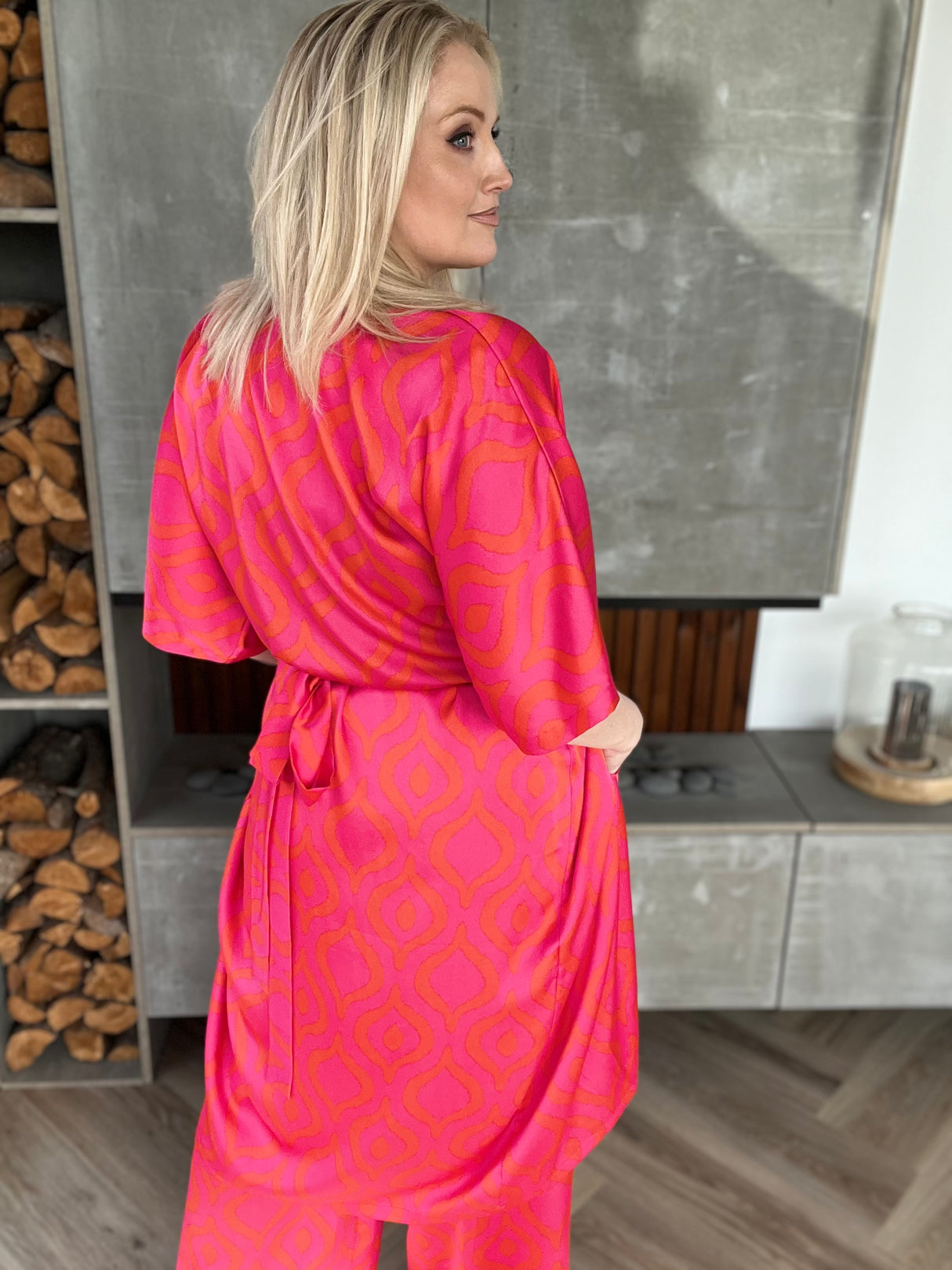 Dögg wrap satin kjóll