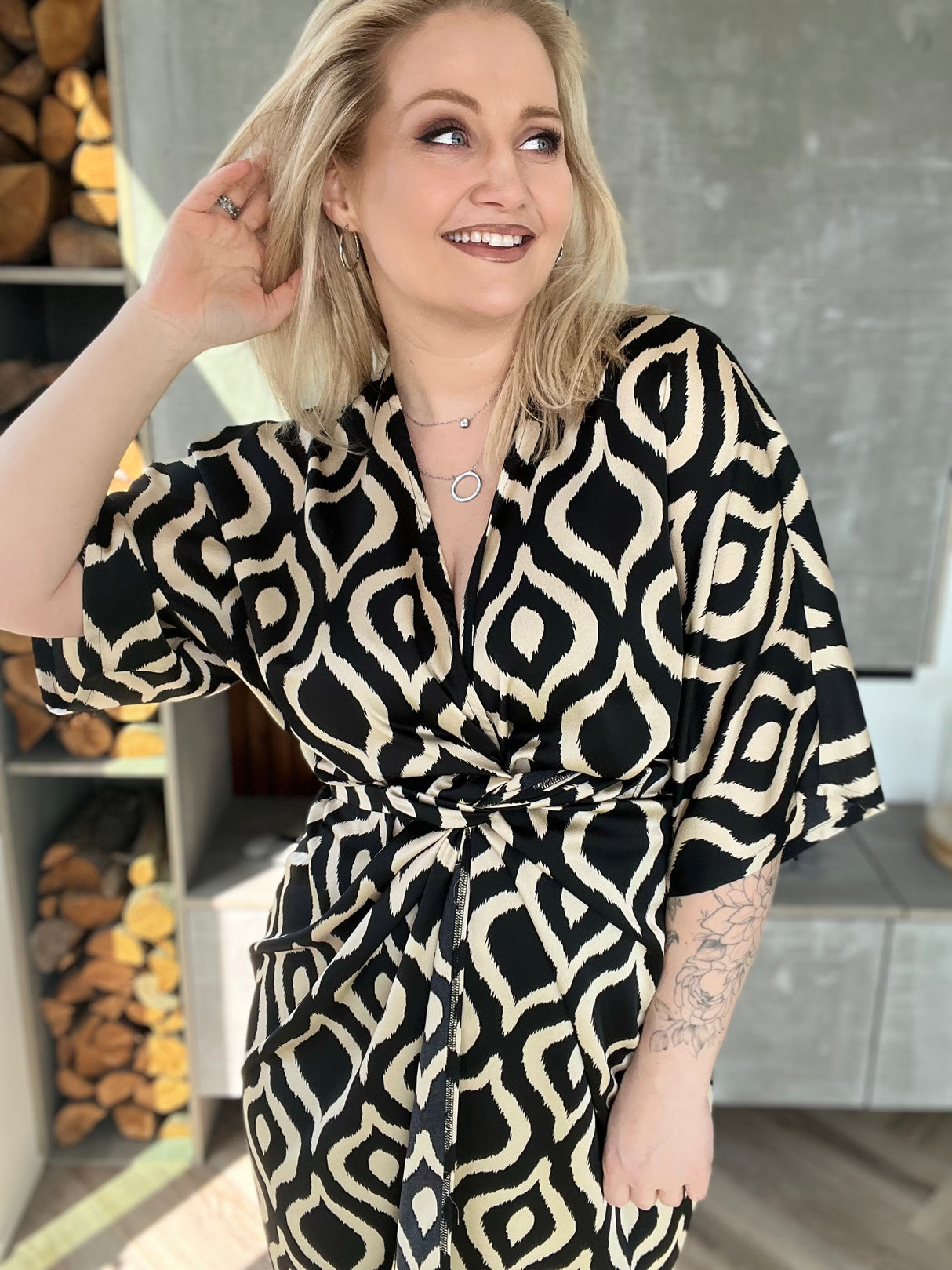 Dögg wrap satin kjóll