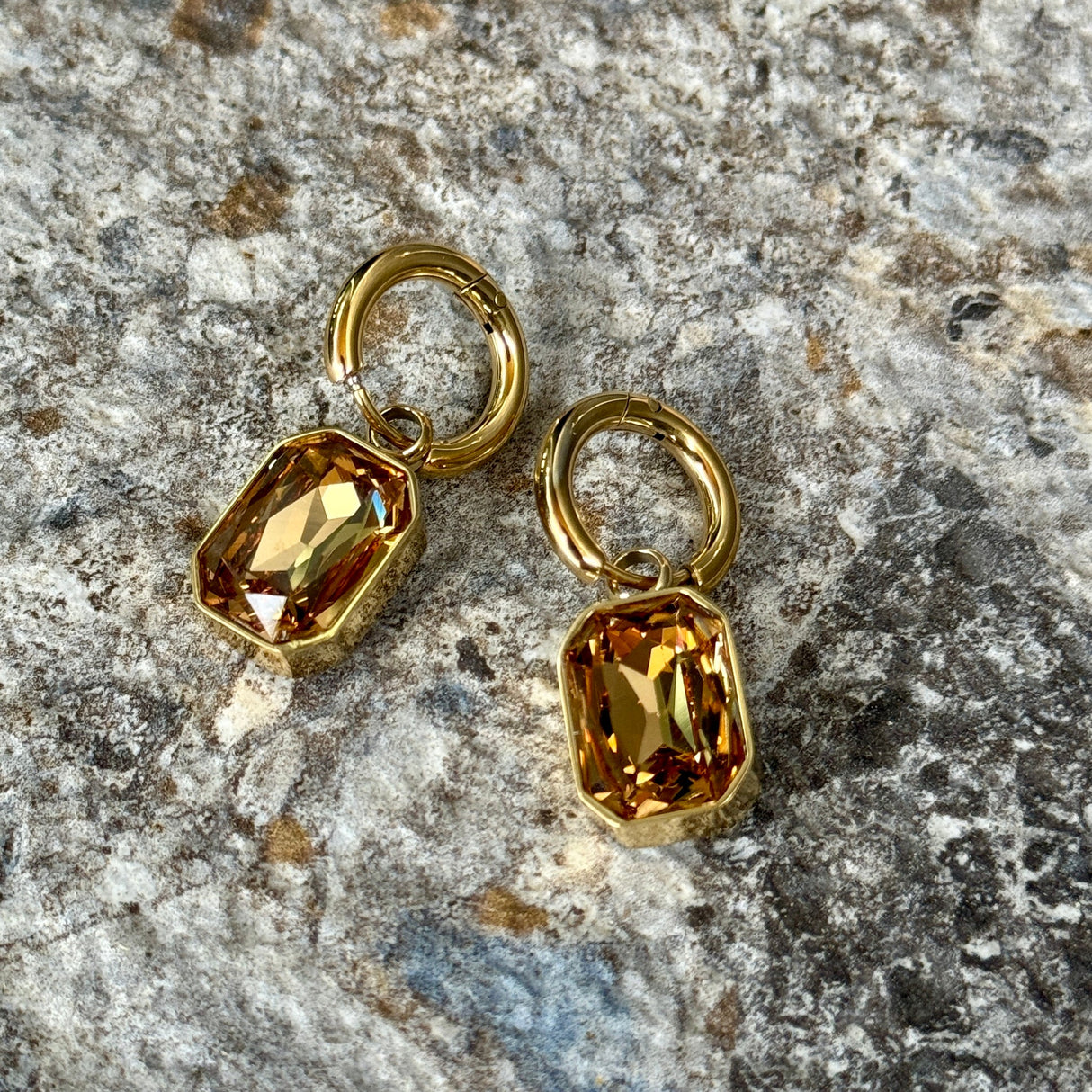 Dangle Kristalslokkar með hringlás