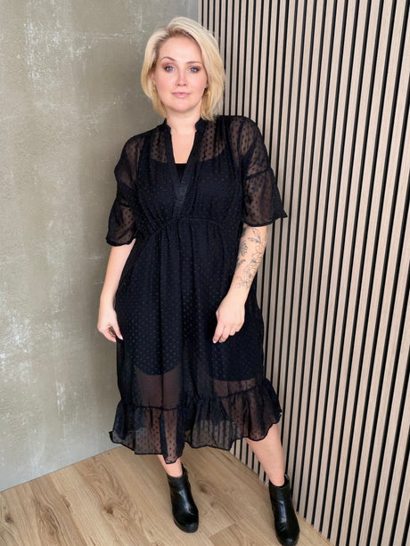 Karolina kjóll doppóttur