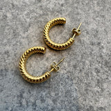 Lokkar gylltir með mynstri rendur