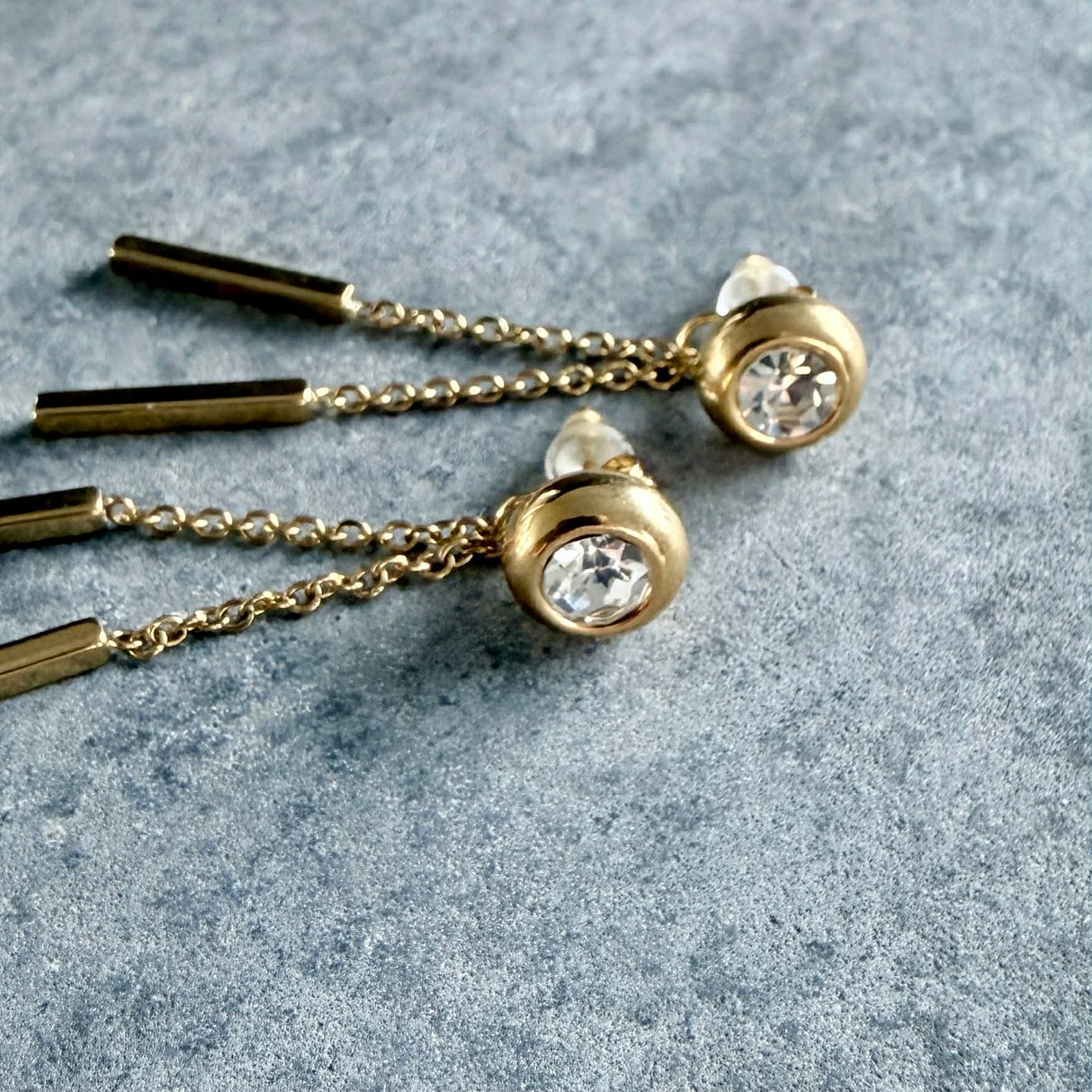 Lokkar með keðju og semelíustein